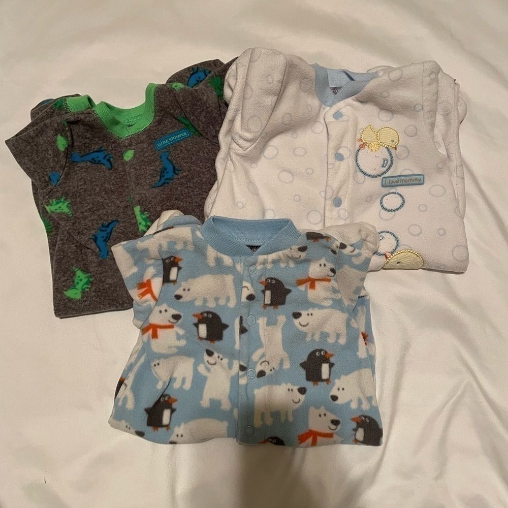 🐶🐶Carters size 3 months bundle of three footies🐶🐶